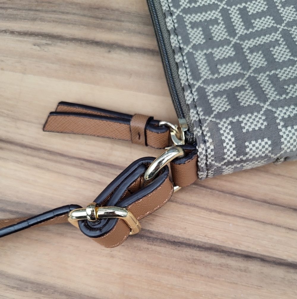Tommy Hilfiger Signature Logo Brown & Tan Crossbody w/Adjustable Strap, Like New - Picture 9 of 10